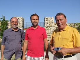 (Zleva) André Dominé, vinař Petr Marcinčák a John Bindels.